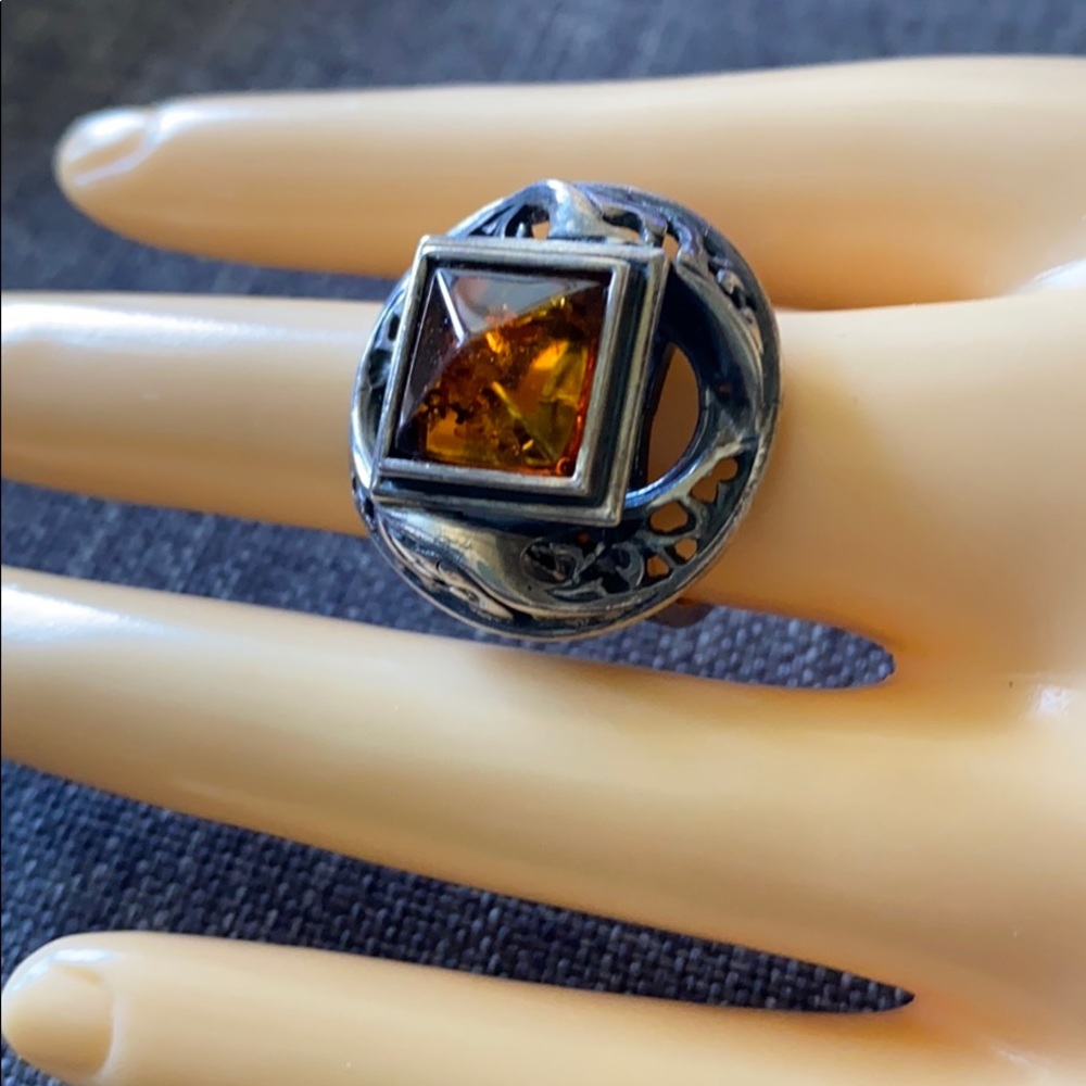 Beautiful vintage Silver 925 and amber Ring Size 5